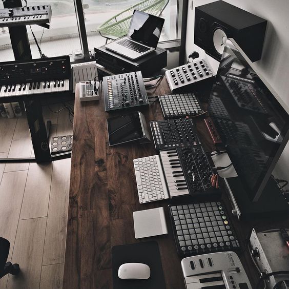 Mac Setups: The Studio of a Music Producer